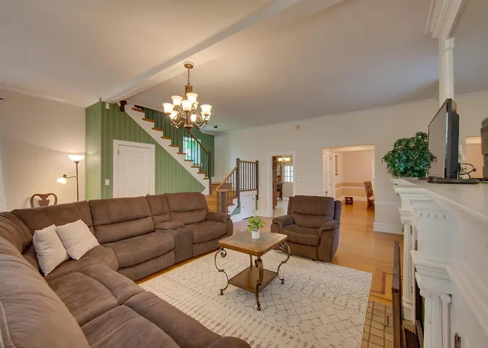 Lovely Reading Home With Large Yard On 7 Acres!