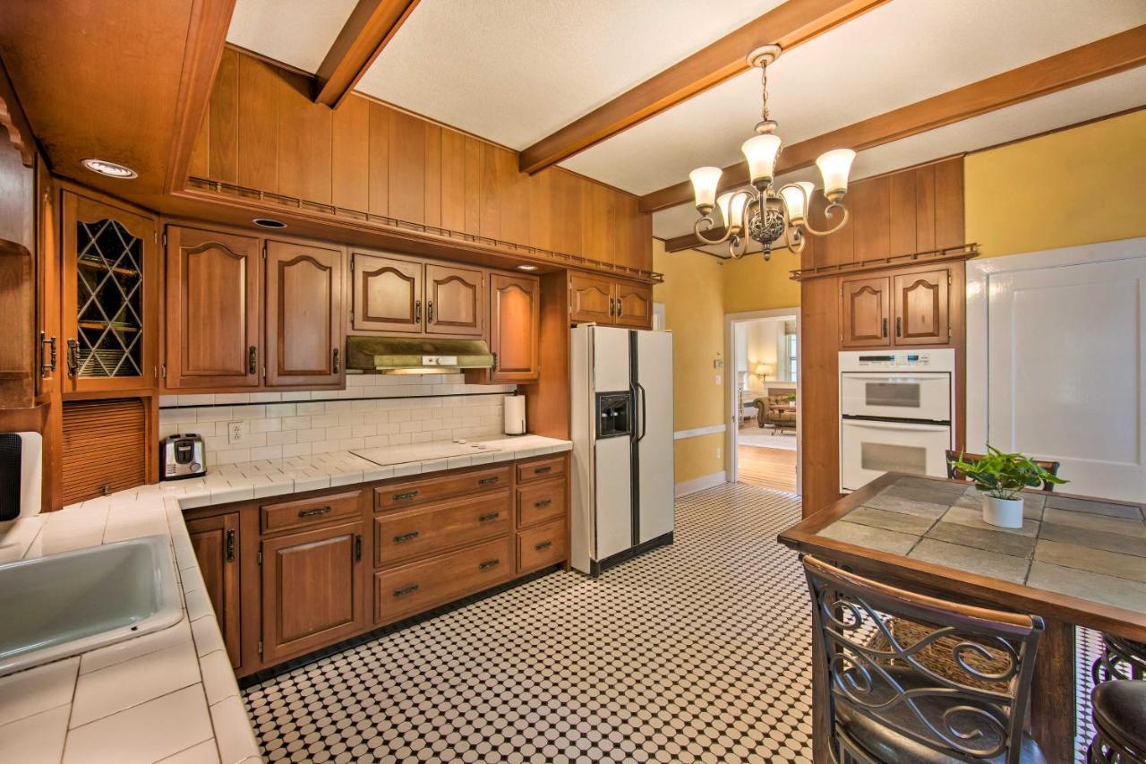 Lovely With Large Yard On 7 Acres! *