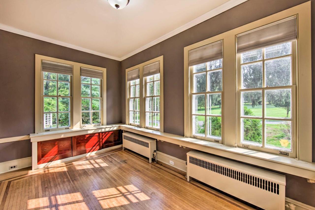 Lovely With Large Yard On 7 Acres! Reading