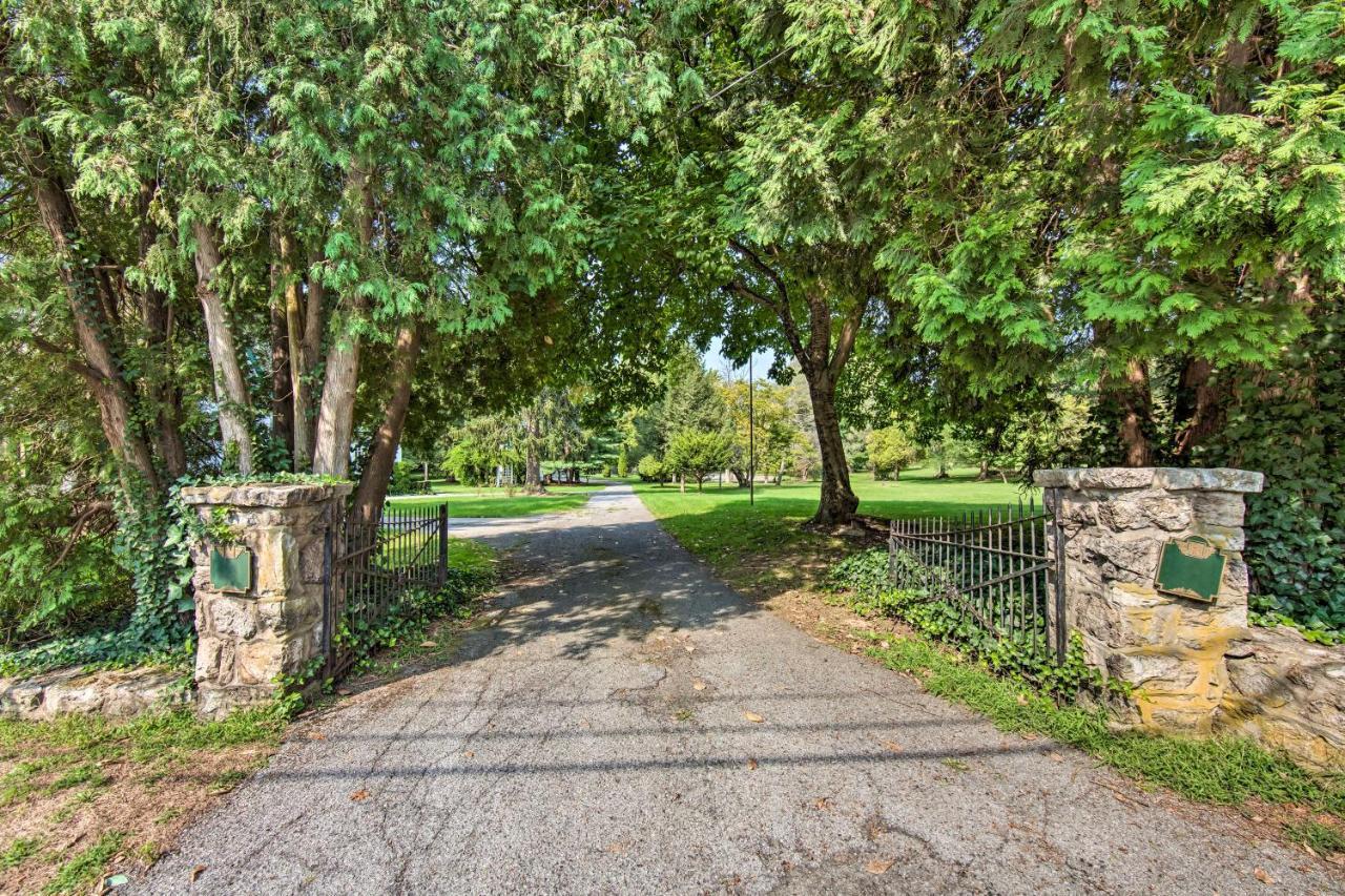 Lovely With Large Yard On 7 Acres! * Reading