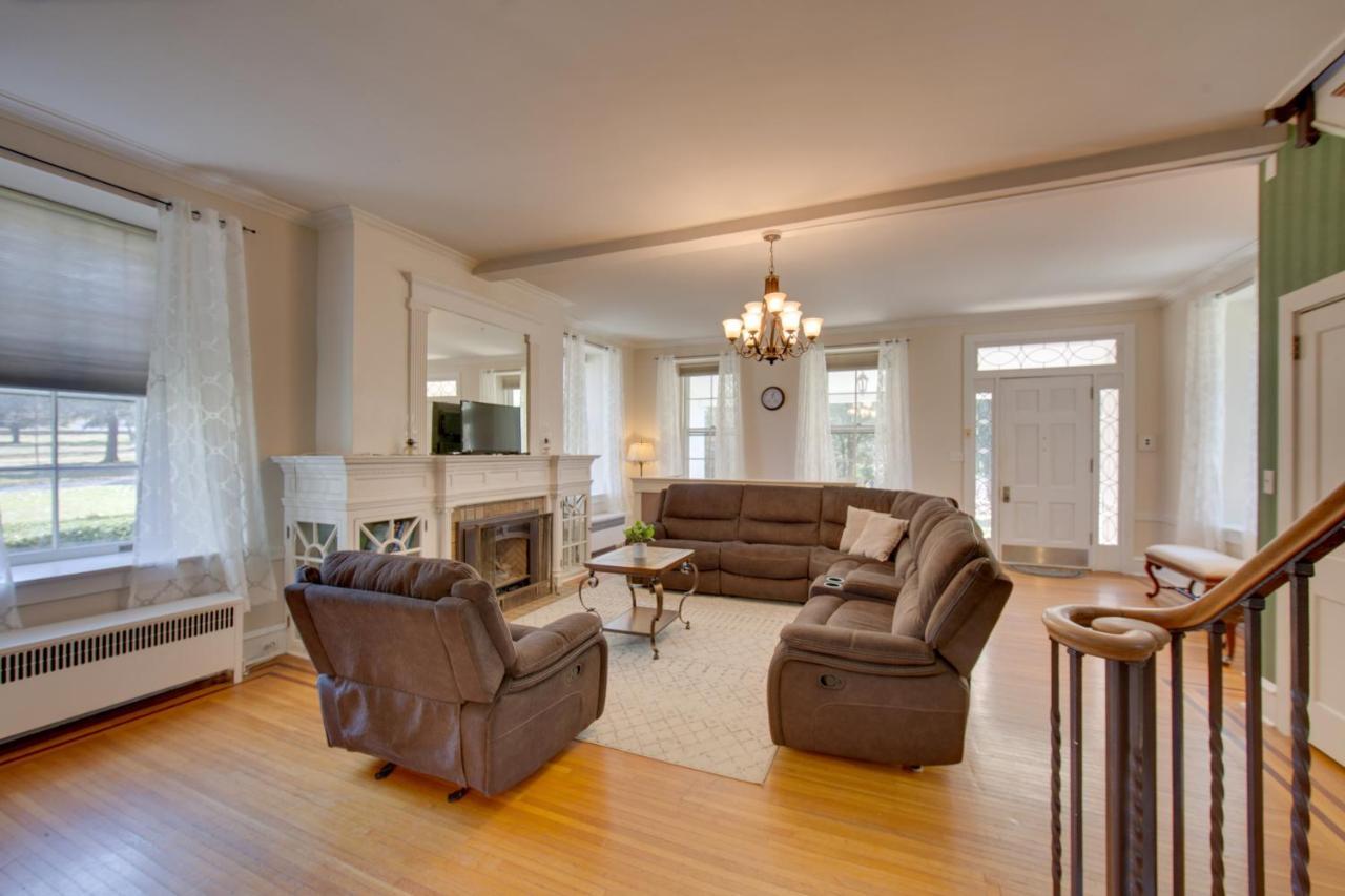 Lovely With Large Yard On 7 Acres! *