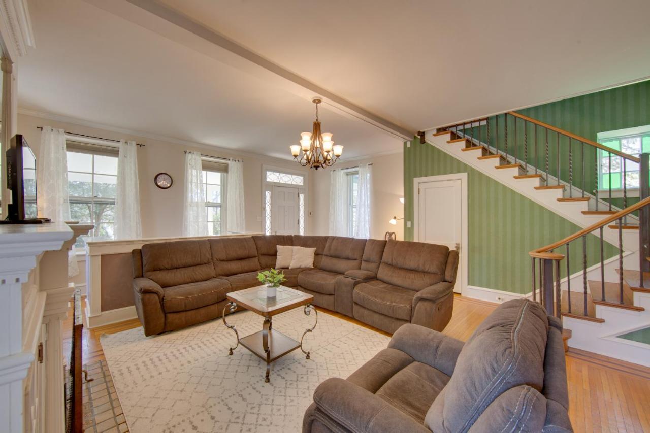 Lovely With Large Yard On 7 Acres! Reading